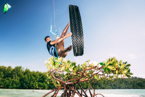 CrazyFly Elite III Kiteboard 7 Posito Martinez springt mit dem Elite III Kiteboard von CrazyFly